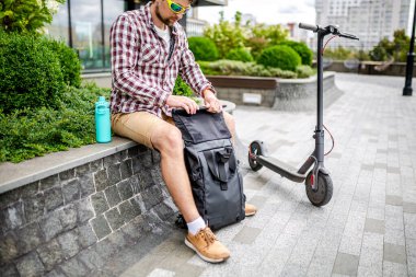 Siyah stil antika sırt çantası. Deri kesimli çanta, toka. Şehir sırt çantası. Seyahat çantası. Sırt çantalı, omuz kemerli ve ilmikli. Yuvarlak Gündüz Paketi. Gün Sırt Çantası.