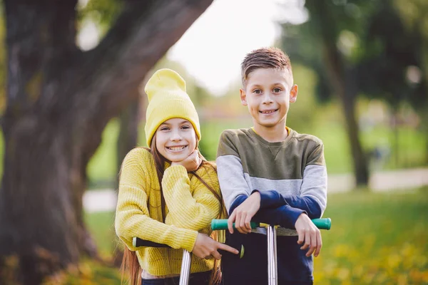 Crianças Caucasianas Gêmeos Menino Menina Crianças Idade Escolar Posar Juntos — Fotografia de Stock
