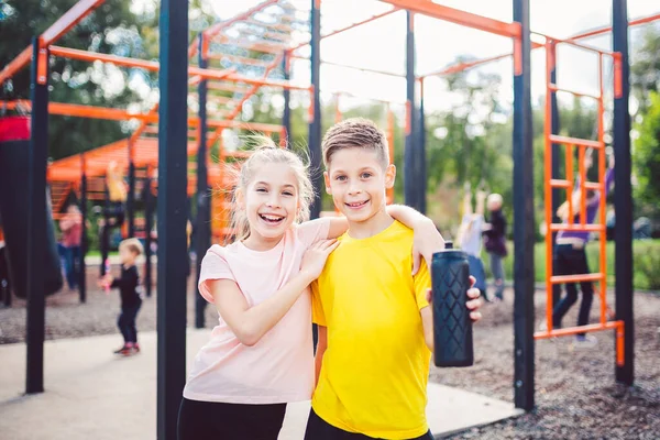 Teens Kinder Und Sport Thema Bei Sonnigem Sommerwetter Ruhen Sich — Stockfoto