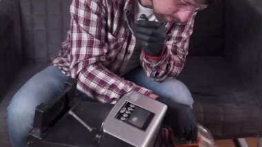 Tema, tüm ticaret ustalarının adamı. Servis merkezinde para biriktiren erkek, kahve makinesini evde kendi başına tamir etmeye çalışır. Ev mutfak aletleri için garanti süresi dolmuş. Kahve makinesi tamiri