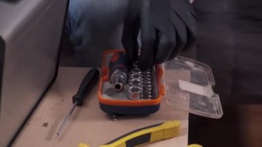 Tema, tüm ticaret ustalarının adamı. Servis merkezinde para biriktiren erkek, kahve makinesini evde kendi başına tamir etmeye çalışır. Ev mutfak aletleri için garanti süresi dolmuş. Kahve makinesi tamiri