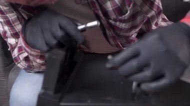 Tema, tüm ticaret ustalarının adamı. Servis merkezinde para biriktiren erkek, kahve makinesini evde kendi başına tamir etmeye çalışır. Ev mutfak aletleri için garanti süresi dolmuş. Kahve makinesi tamiri