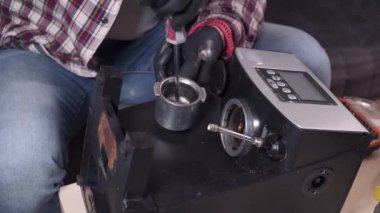 Tema, tüm ticaret ustalarının adamı. Servis merkezinde para biriktiren erkek, kahve makinesini evde kendi başına tamir etmeye çalışır. Ev mutfak aletleri için garanti süresi dolmuş. Kahve makinesi tamiri