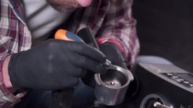 Tema, tüm ticaret ustalarının adamı. Servis merkezinde para biriktiren erkek, kahve makinesini evde kendi başına tamir etmeye çalışır. Ev mutfak aletleri için garanti süresi dolmuş. Kahve makinesi tamiri