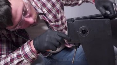 Tema, tüm ticaret ustalarının adamı. Servis merkezinde para biriktiren erkek, kahve makinesini evde kendi başına tamir etmeye çalışır. Ev mutfak aletleri için garanti süresi dolmuş. Kahve makinesi tamiri