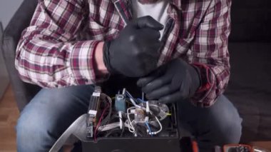 Tema, tüm ticaret ustalarının adamı. Servis merkezinde para biriktiren erkek, kahve makinesini evde kendi başına tamir etmeye çalışır. Ev mutfak aletleri için garanti süresi dolmuş. Kahve makinesi tamiri