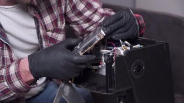 Kahve makinesi tamir servisi. Tamirci, mutfak elektronik aletlerini tamir ediyor. Ev aletleri tamir konsepti. Ev aletlerinin tamircisini ara. Bozuk kahve makinesini tamir eden adam.