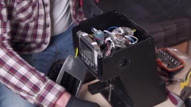 Tema, tüm ticaret ustalarının adamı. Servis merkezinde para biriktiren erkek, kahve makinesini evde kendi başına tamir etmeye çalışır. Ev mutfak aletleri için garanti süresi dolmuş. Kahve makinesi tamiri