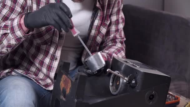 Kahve makinesi tamir servisi. Tamirci, mutfak elektronik aletlerini tamir ediyor. Ev aletleri tamir konsepti. Ev aletlerinin tamircisini ara. Bozuk kahve makinesini tamir eden adam. — Stok video