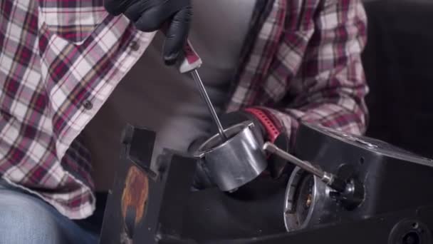 Der Versuch, Kaffeemaschine zu reparieren. Service und Reparatur der Kaffeemaschine. Erwachsene Heimwerker reparieren zu Hause Kaffeemaschinen per Schraubenzieher. Männlicher Perkolator in Schutzbrille und schwarzen Gummihandschuhen — Stockvideo
