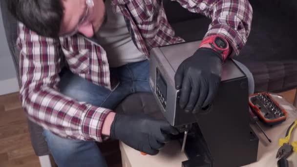 Serviço de reparação da máquina de café. Handyman mestre fixação de equipamentos eletrônicos de cozinha. Conceito de reparação de eletrodomésticos. Chame os reparadores de eletrodomésticos. Homem reparando máquina de café quebrado — Vídeo de Stock