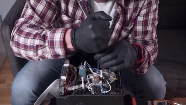 El tema es el hombre de todos los oficios maestro. Ahorrando dinero en el centro de servicio, el macho trata de arreglar la cafetera por su cuenta en casa. La garantía en los electrodomésticos de cocina expiró. Máquina de café reparación — Vídeos de Stock