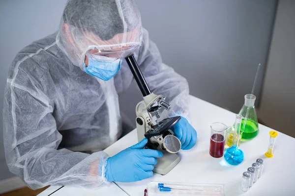 Läkare Vit Skyddsdräkt Tittar Igenom Mikroskop Kemiskt Laboratorium Sök Vaccin — Stockfoto