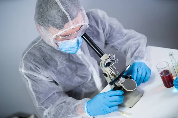 Naukowiec Badający Próbkę Mikroskopem Badający Laboratorium Naukowym Męski Asystent Laboratoryjny — Zdjęcie stockowe