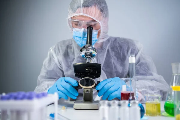 Fabricantes Farmacêuticos Desenvolvem Medicamentos Virais Inventando Melhor Ingrediente Cientista Vestindo — Fotografia de Stock