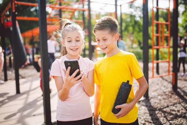 Duas Crianças Atletas Usam Smartphone Ginásio Livre Menino Menina Gêmeos — Fotografia de Stock