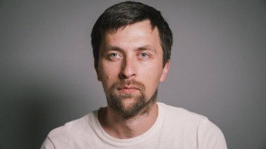 Hasta ve burnu akan bir gencin portresi. Soğuk algınlığı, grip ve evde yatarken hapşırma. Virüs ya da alerji. Hastalık. Erkek hastadır. Enfeksiyon, salgın, bakteri taşıyıcısı..