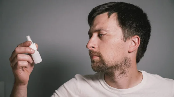 Hombre Joven Caucásico Sostiene Aerosol Nasal Para Rinitis Alergias Sus — Foto de Stock