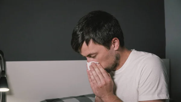 Portré Beteg Fiatalember Orrfolyással Szenved Hideg Vagy Influenza Tüsszentés Miközben — Stock Fotó