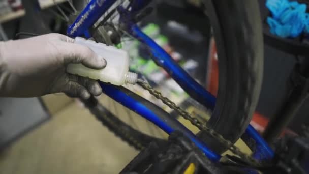 Cykelmekaniker reparerar och underhåller kundcykeln i enlighet med karantänstandarder under coronavirus pandemi, bära medicinsk mask och handskar. Individuell transport under lockdown covid 19 — Stockvideo