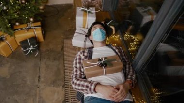 Evde yalnız başına tıbbi maskeli bunalımlı bir adam var. Noel arifesinde Coronavirus. Arkadaşların ve ailen olmadan yeni yıl tatili. Noel ağacı ve hediyeler cesaret verici değil. Yalnızlık Covid 19