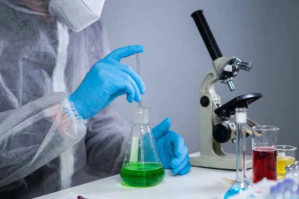 Naukowiec Wstrząsa Zielonym Produktem Biochemicznym Kolbie Erlenmeyer Mieszania Badań Laboratorium — Zdjęcie stockowe