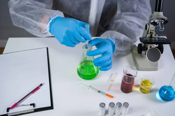 Forskare Skakar Grön Biokemisk Produkt Erlenmeyerkolvblandning Och Forskning Laboratorium Laboratorieassistent — Stockfoto