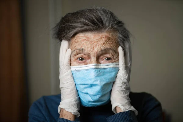 Retrato Una Anciana Caucásica Con Arrugas Con Máscara Médica Guantes —  Fotos de Stock