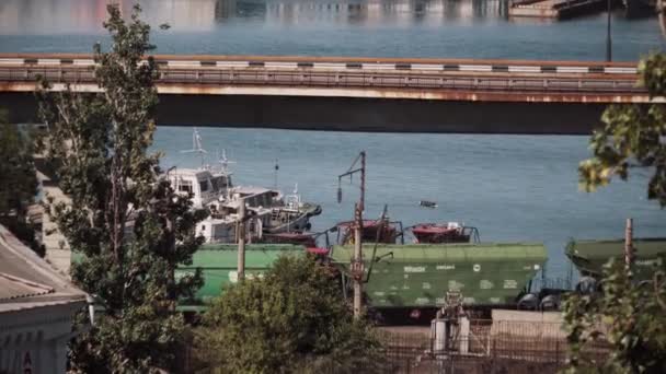 Ukrajina. Odessa, 11. srpna2020. Horizontální pohled, slunečný den, velké průmyslové centrum námořního přístavu s rozvinutým dopravním logistickým systémem, uprostřed rámu je pohybující se nákladní vlak zelený. — Stock video