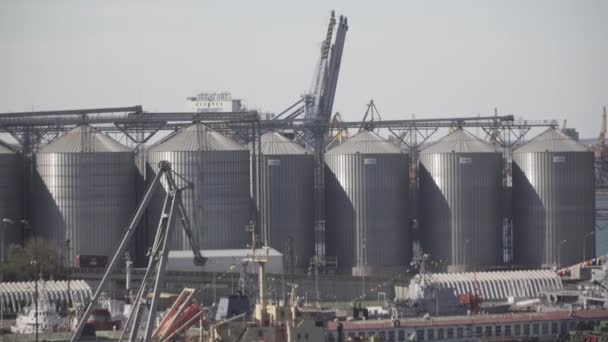Ukrajina. Odessa, 11. srpna2020. Pohled, slunečný letní den, velký průmyslový uzel námořního přístavu s rozvinutým dopravním logistickým systémem, v rámci pohybu nákladních automobilů, jeřábu a skladu. — Stock video