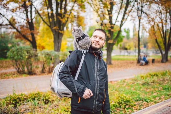 Calle Paseo Otoño Adulto Caucásico Hombre Usando Oscuro Chaqueta Brillante —  Fotos de Stock