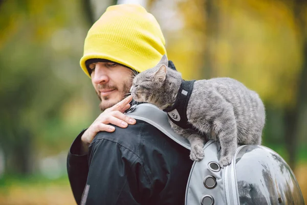 Straßenspaziergang Herbst Erwachsener Kaukasischer Mann Mit Dunkler Jacke Leuchtend Gelben — Stockfoto