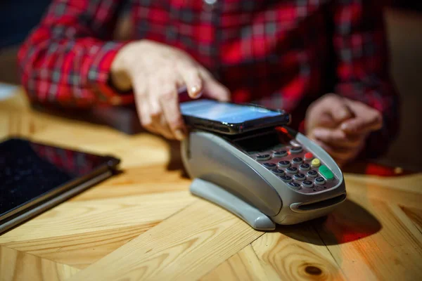 Contactless Payment Nfs Payment Phone Client Cafe Restaurant Holding Smartphone — Stock Photo, Image