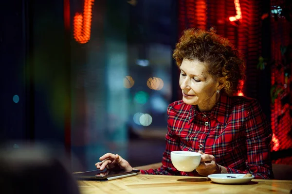 Kafkas Kadın Kahve Içiyor Elektronik Tablet Izliyor Internet Kullanıyor Akşamları — Stok fotoğraf