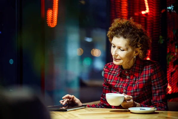 Mujer Mayor Usando Tableta Café Mujer Madura Relajándose Restaurante Con —  Fotos de Stock