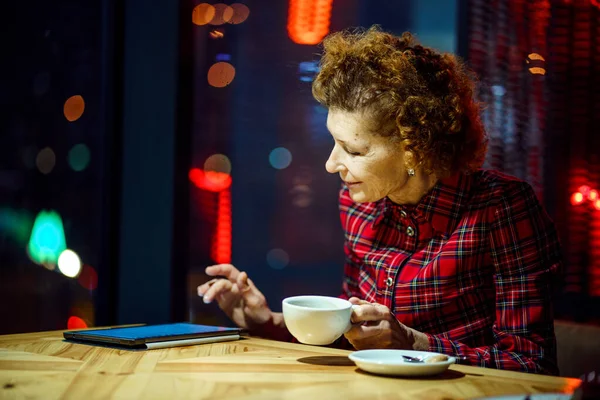 Bir Kafede Tablet Kullanan Yaşlı Bir Kadın Lokantada Tabletle Rahatlayan — Stok fotoğraf