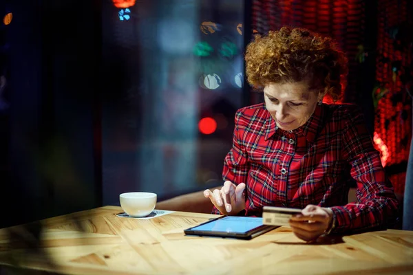 Senior Woman Shopping Online Christmas Sitting Evening Cafe Shop Window — ストック写真