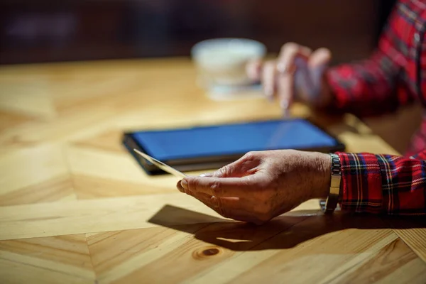 Mature Woman Makes Online Purchases Using Tablet Computer Cafe Older — ストック写真