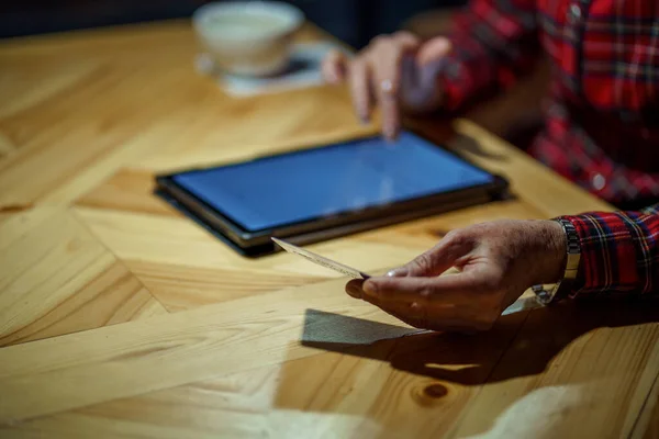 Kıdemli Bir Kadın Noel Internetten Alışveriş Yapıyor Akşamları Şehre Bakan — Stok fotoğraf