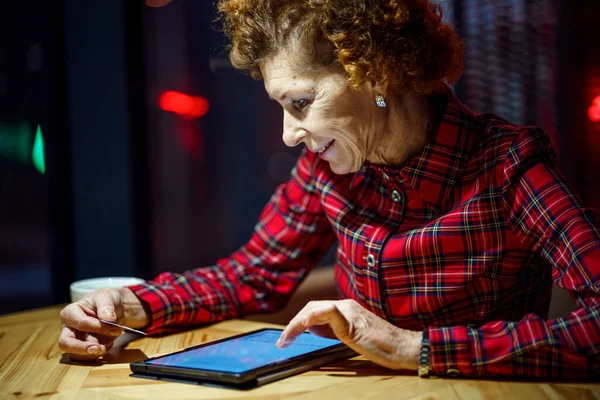 Donna Matura Acquisti Online Utilizzando Tablet Computer Caffè Donne Più — Foto Stock