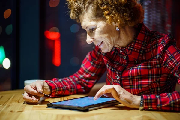 Donna Anziana Shopping Online Natale Seduta Sera Bar Vicino Alla — Foto Stock