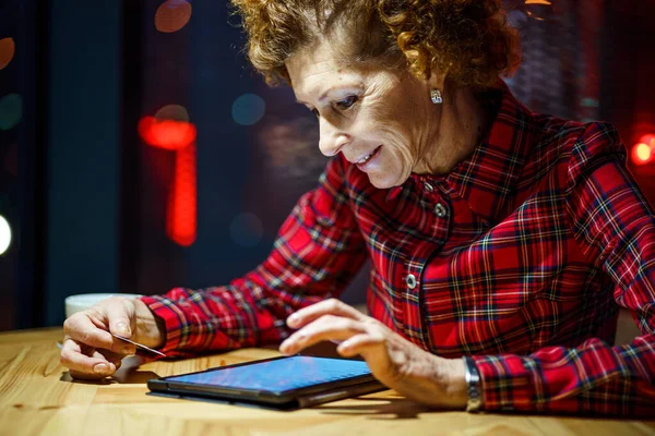Ώριμη Γυναίκα Κάνει Online Αγορές Χρησιμοποιώντας Τον Υπολογιστή Tablet Στο — Φωτογραφία Αρχείου