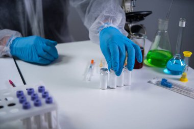 Coronavirus için ilaç geliştirme ve arama. Kimyager enjeksiyon için antibiyotik tozu ampulünü inceliyor. Bakteriyel enfeksiyonu ilaçlarla tedavi etmek. Covid 19 sağlık ve tedavi kavramı.