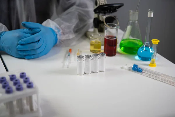 Menjelajahi Covid Medis Vaksin Botol Untuk Covid Coronavirus Tangan Peneliti — Stok Foto