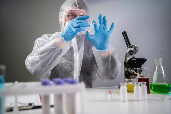 Ilmuwan Memegang Ampul Dengan Bubuk Putih Produksi Farmasi Ilegal Obat — Stok Foto