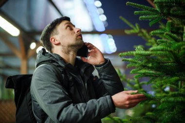 Babam Noel ağacı alır ve telefonda konuşur. Marketten kereste alımı. Çarşı. Noel indirimi. Ladin seçimiyle tatmin olmuş. Noel alışverişi ve kutlama hazırlıkları.