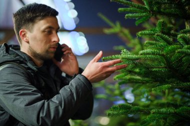 Babam Noel ağacı alır ve telefonda konuşur. Marketten kereste alımı. Çarşı. Noel indirimi. Ladin seçimiyle tatmin olmuş. Noel alışverişi ve kutlama hazırlıkları.