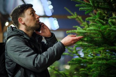 Babam Noel ağacı alır ve telefonda konuşur. Marketten kereste alımı. Çarşı. Noel indirimi. Ladin seçimiyle tatmin olmuş. Noel alışverişi ve kutlama hazırlıkları.
