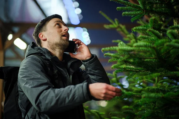 Батько Купує Ялинку Розмовляє Телефону Купівля Деревини Ринку Базар Різдвяний — стокове фото