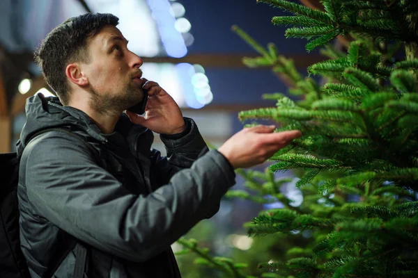 Babam Noel ağacı alır ve telefonda konuşur. Marketten kereste alımı. Çarşı. Noel indirimi. Ladin seçimiyle tatmin olmuş. Noel alışverişi ve kutlama hazırlıkları.